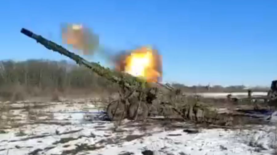 Ukrainian 2A36 Giatsint-B Fires On Russian Positions