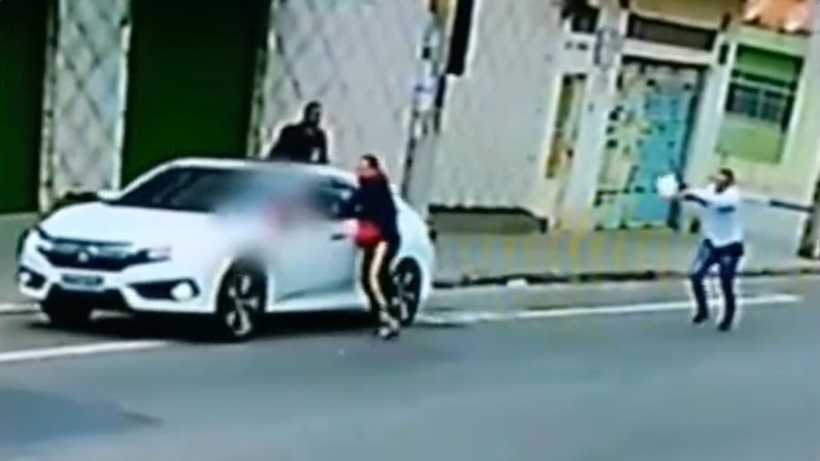 (NSFW) Carjackers Try Stealing Car From Armed Bodyguard