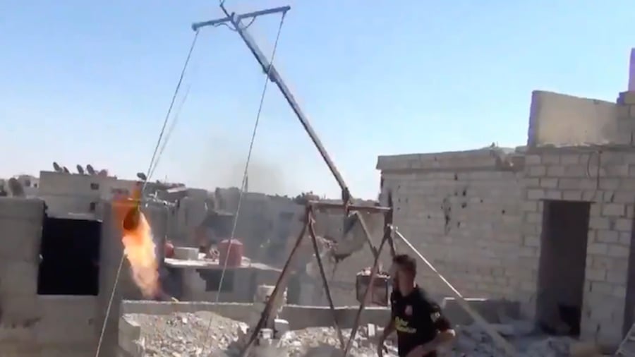 [分享] 敘利亞反抗軍自造投石機