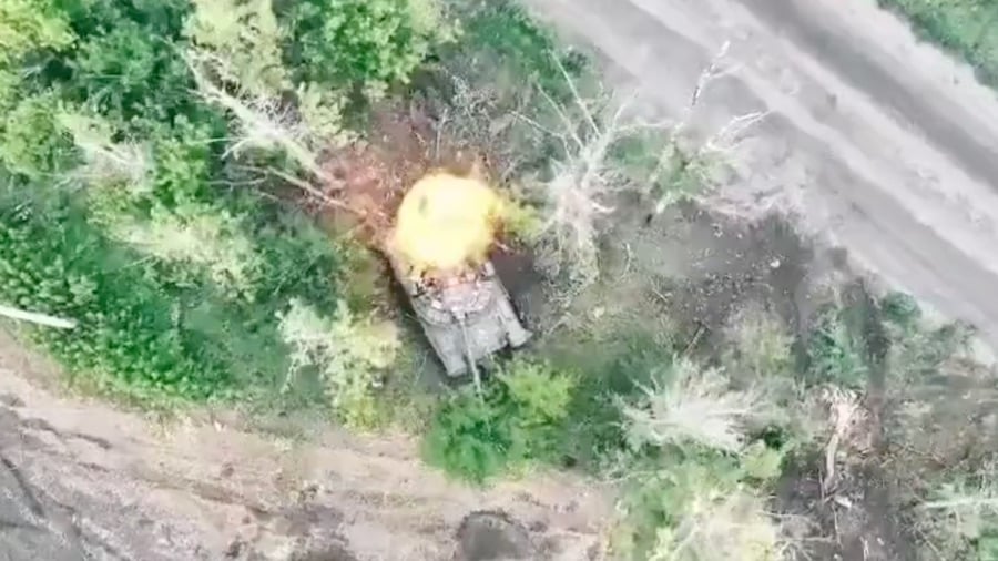 40mm Grenade Dropped On Russian T-80 Tank